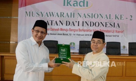   Menteri Agama Lukman Hakim Syaifuddin (kiri) meneriman cinderamata dari Ketua Umum Ikatan Dai Indonesia (Ikadi) Ahmad Satori Ismail saat Pembukaan Munsyawarah Nasional ke-2 Ikatan Dai Indonesia (Ikadi) di Asrama Haji Bekasi, Jawa Barat, Jumat (12/2). 