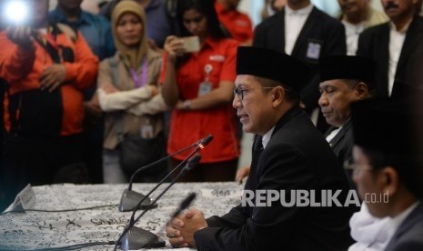  Menteri Agama Lukman Hakim Syaifuddin memberikan keterangan pers penetapan 1 Syawal 1438 H di kantor Kemenag, Jakarta, Sabtu (24/6). 