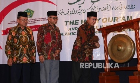 Menteri Agama Lukman Hakim  Syaifuddin memukul gong sebagai tanda  peresmian Seminar Internasional Al Qur'an. 