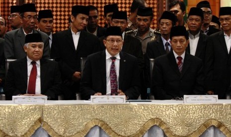 Menteri Agama Lukman Hakim Syaifuddin (tengah), bersama Wakil Menteri Agama Nazaruddin Umar (kanan), dan Ketua MUI Din Syamduddin memberikan keterangan pers usai sidang isbat untuk menentukan jatuhnya 1 Syawal 1435 H di Kementerian Agama, Jakarta, Ahad (27