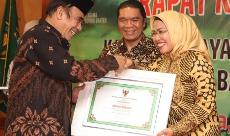 Menteri Agama (Menag) Fachrul Razi memberikan penghargaan kepada Bupati Serang Ratu Tatu Chasanah atas dedikasi selaku kepala daerah dalam program serta pembangunan kehidupan keagamaan di Kabupaten Serang. Kamis (20/2)