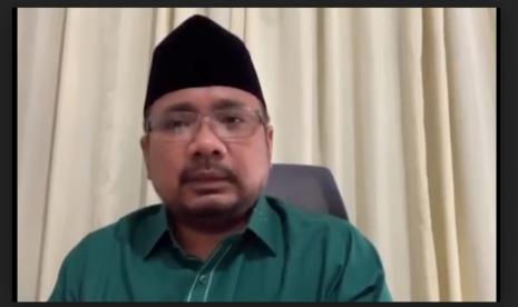 Menteri Agama (Menag) RI Yaqut Cholil Qoumas membuat pernyataan kontroversial yang menganalogikan adzan dengan gonggongan anjing.