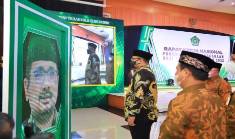 Menag: Indonesia Perlu Digitalisasi Layanan Jamaah Haji dan Umroh. Foto: Menteri Agama (Menag) Yaqut Cholil Qoumas merilis aplikasi mobile Haji Pintar. Dengan aplikasi ini calon jamaah haji dapat mendaftar haji secara online.