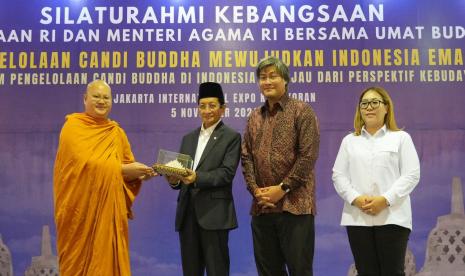 Menteri Agama Nasaruddin Umar (kedua dari kiri) dalam acara Silaturahim Kebangsaan Menteri Agama  dan Menteri Kebudayaan bersama Umat Buddha Indonesia, yang digelar di Ji Expo, Jakarta, pada Selasa (5/11/2024).