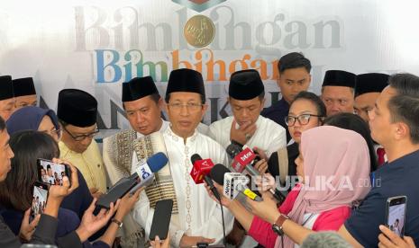 Menteri Agama Nasaruddin Umar saat pelaksanaan Manasik Haji Nasional di Asrama Haji Pondok Gede, Jakarta, Sabtu (19/4/2025).