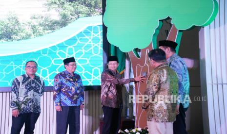 Menteri Agama Prof KH Nasaruddin Umar (tiga dari kanan) meresmikan kampanye fundraising Wakaf Hutan di platform Satu Wakaf BWI di Jakarta, Selasa (22/4/2025).