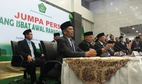 Menteri Agama RI, Lukman Hakim Saifuddin (tengah), melakukan jumpa pers usai menggelar sidang isbat untuk menentukan tanggal 1 Ramadhan 1438 Hijriah di Kementerian Agama, Jakarta, Jumat (26/5). 