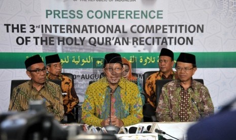 Menteri Agama RI Lukman Hakim Saifuddin (tengah) bersama Dirjen Bimas Islam Machasin (kanan) dan Sekjen Kemenag Nur Syam (kiri) memberikan keterangan pers usai pembukaan Musabaqah Tilawah Qur'an (MTQ) Internasional III 2015 di Jakarta, Selasa (1/9).