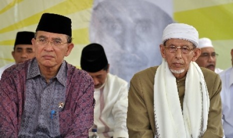 Menteri Agama RI Suryadhrama Ali (kiri) didampingi Ketua Utama PB Alkhairaat Habib Sayyid Segaf al-Jufri.