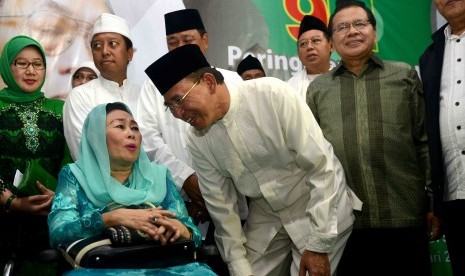 Menteri Agama RI yang juga Ketua Umum PPP Suryadharma Ali (kedua kanan) menerima kedatangan Istri almarhum Gus Dur, Shinta Nuriyah Wahid saat peringatan Maulid Nabi SAW di Kantor PPP