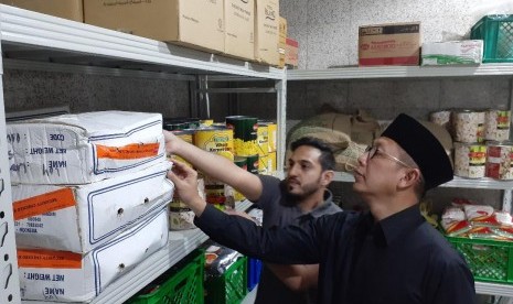 Menteri Agama sekaligus Amirul Hajj Indonesia, Lukman Hakim Saifuddin, mengecek bahan baku masakan di dapur perusahaan katering Al Juman di kawasan Batha Quraish, Makkah, Jumat (2/8). Perusahaan katering Al Juman merupakan salah  satu dari 36 perusahaan yang dikontrak PPIH Arab Saudi untuk menyediakan makanan bagi jamaah haji Indonesia. 