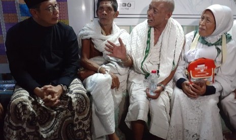 Mantan menag Lukman Hakim Saifuddin menilai perbaikan dan penambahan fasilitas haji lebih utama dari kuota. Foto: Lukman Hakim Saifuddin saat berbincang dengan jamaah haji di Mina pada Agustus 2019 lalu. 