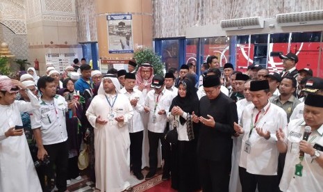 Menteri Agama sekaligus Amirul Hajj Lukman Hakim Saifuddin (berbaju dan peci hitam) saat berdoa untuk keselamatan jamaah haji Indonesia yang akan pulang ke Tanah Air, Sabtu (17/8).