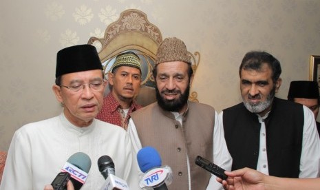 Menteri Agama Suryadharma Ali dengan perwakilan dari Pemerintah Pakistan