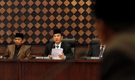  Menteri Agama Suryadharma Ali didampingi pimpinan Komisi VIII DPR Jazuli Juwaini, memimpin Sidang Itsbat penentuan 1 Syawal 1433 H, di Kementerian Agama, Jakarta, Sabtu (18/8).  (Adhi Wicaksono)