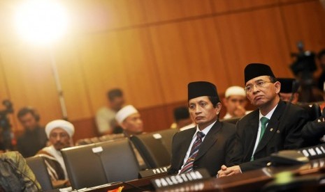  Menteri Agama Suryadharma Ali didampingi Wamenag Nasaruddin Umar (kanan) saat memimpin Sidang Itsbat penentuan 1 Syawal 1433 H di Kementerian Agama, Jakarta, Sabtu (18/8).  (Yudhi Mahatma/Antara)