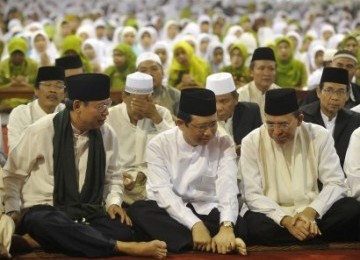 Menteri Agama Suryadharma Ali (kanan), Ketua DPR-RI Marzuki Ali (tengah) dan Ketua Pengurus Wilayah Nahdadlatul Ulama (PWNU) DKI Jakarta, Djan Faridz (kiri), saat mengikuti acara Halal Bihalal PWNU DKI di Masjid Istiqlal, Jakarta Pusat, Ahad (18/9). 