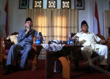 Menteri Agama, Suryadharma Ali (kiri), bersama pimpinan Ponpes Al Zaitun, Syek Panji Gumilang, memberikan keterangan pers di Ponpes Al Zaitun, Indramayu, Rabu (11/5).