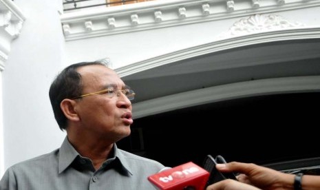 Menteri Agama Suryadharma Ali memberikan keterangan kepada wartawan di kediamanya, Jakarta, Jumat (23/5).