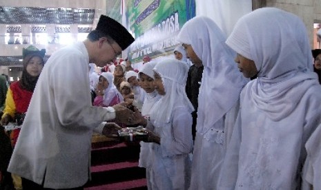 Menteri Agama, Suryadharma Ali memberikan santunan kepada anak yatim piatu di Masjid Istiqlal, Jakarta, (Ilustrasi) 