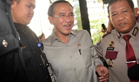 Menteri Agama Suryadharma Ali memenuhi panggilan KPK saat tiba di Gedung KPK, Jakarta, Selasa (6/5).