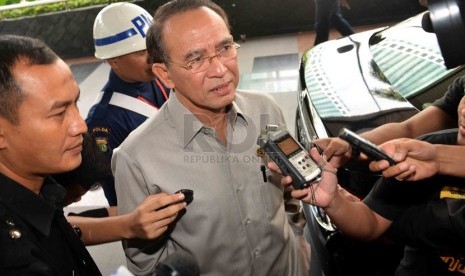 Menteri Agama Suryadharma Ali memenuhi panggilan KPK saat tiba di Gedung KPK, Jakarta, Selasa (6/5).( Republika/Agung Supriyanto)