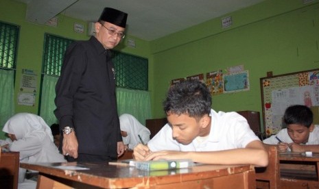 Menteri Agama Suryadharma Ali meninjau pelaksanaan UN di Madrasah