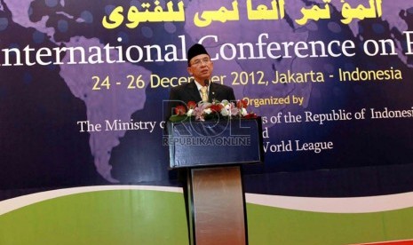   Menteri Agama Suryadharma Ali saat membuka Konferensi Internasional Tentang Fatwa 2012 di Jakarta, Senin (24/12). (Republika/Agung Supriyanto)