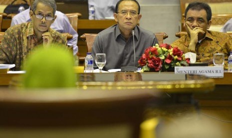  Menteri Agama Suryadharma Ali (tengah) didampingi Dirjen Penyelenggaraan Haji dan Umrah Anggito Abimanyu (kiri) mengikuti rapat kerja dengan Komisi VIII DPR di Kompleks Parlemen, Jakarta, Senin (3/3). (Antara/Widodo S. Jusuf)