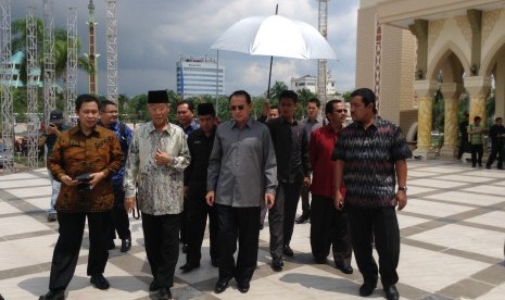 Menteri Agama Suryadharma Ali (tengah) didampingi Gubernur Kepulauan Riau, HM Sani (kedua dari kiri) meninjau persiapan Musabaqah Tilawatil Quran ke-25 di Batam, Rabu (21/5).