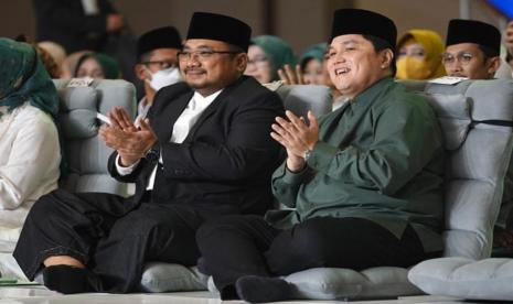 Menteri Agama Yaqut Cholil Qoumas atau Gus Yaqut dan Menteri Badan Usaha Milik Negara (BUMN) Erick Thohir menghadiri malam puncak Peringatan Hari Santri 2022 di Ballroom Jakarta International Expo (JIExpo) Kemayoran Jakarta.