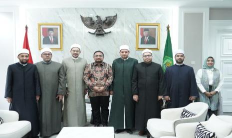 Menteri Agama Yaqut Cholil Qoumas berfoto bersama dengan dai serta ahli Alquran asal Al Azhar, Mesir.