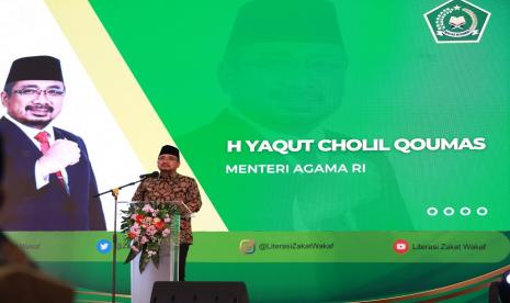 Menteri Agama Yaqut Cholil Qoumas didampingi Dirjen Bimas Islam Kamaruddin Amin dan Direktur Pemberdayaan Zakat dan Wakaf Tarmizi Tohor membuka secara resmi Rapat Koordinasi Nasional (Rakornas) Zakat 2023 di Hotel Pullman Jakarta Central Park, Ahad (19/2/23) malam.