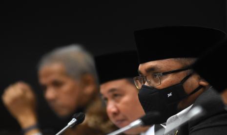 Menteri Agama Yaqut Cholil Qoumas (kanan) bersama Kepala Badan Pelaksana Badan Pengelola Keuangan Haji (BPKH) Anggito Abimanyu (kiri) mengikuti rapat kerja dan rapat dengar pendapat dengan Komisi VIII DPR di Kompleks Parlemen, Senayan, Jakarta, Senin (30/5/2022). Rapat kerja membahas persiapan pelaksanaan ibadah haji dan alokasi kuota pengawas haji 1443H/2022.