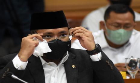 Menteri Agama Yaqut Cholil Qoumas (kiri) mengikuti rapat kerja dan rapat dengar pendapat dengan Komisi VIII DPR di Kompleks Parlemen, Senayan, Jakarta, Senin (30/5/2022). Rapat kerja membahas persiapan pelaksanaan ibadah haji dan alokasi kuota pengawas haji 1443H/2022.