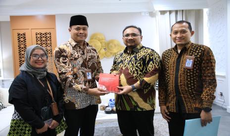 Menteri Agama Yaqut Cholil Qoumas, memberikan apresiasi terhadap buku bunga rampai hasil karya peserta short course Collaborative Public Management di Western Sydney University - Itjen Kemenag.