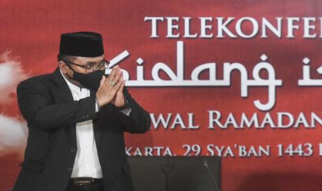  Menag: Alumni UIN Bawa Misi Walisongo. Foto:  Menteri Agama Yaqut Cholil Qoumas memberikan keterangan hasil sidang isbat penetapan 1 Ramadan 1443 Hijriah di Kemenag, Jakarta, Jumat (1/4/2022). Dalam sidang isbat itu pemerintah memutuskan 1 Ramadan 1443 Hijriah jatuh pada Ahad, 3 April 2022.