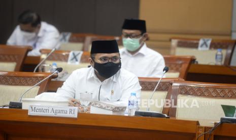 Menteri Agama Yaqut Cholil Qoumas mengikuti Rapat Kerja dengan Komisi VIII DPR di Kompleks Parlemen, Senayan, Jakarta, Senin (31/5). Rapat membahas tindak lanjut persiapan penyelenggaraan ibadah haji tahun 1442 H/2021.