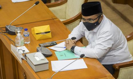 Menteri Agama Yaqut Cholil Qoumas mengikuti rapat kerja dengan Komisi VIII DPR di Kompleks Parlemen, Senayan, Jakarta, Senin (17/1/2022). Rapat kerja tersebut membahas soal persiapan penyelenggaraan ibadah haji 1443H/2022 M. 