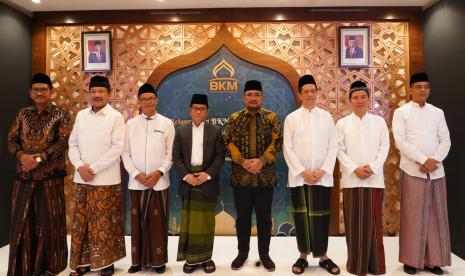 Menteri Agama Yaqut Cholil Qoumas mengukuhkan pengurus Badan Kesejahteraan Masjid (BKM) periode 2022–2026 di Masjid Istiqlal, Jakarta. Menag berpesan agar masjid dijaga dari politisasi.