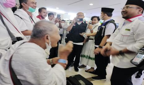 Menteri Agama Yaqut Cholil Qoumas menyapa jamaah di Hotel Kiswah Tower, Makkah, yang hendak berangkat menuju Arafah pada Kamis (7/7/2022).