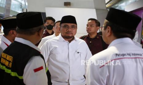 Menteri Agama Yaqut Cholil Qoumas (tengah) berbincang bersama sejumlah petugas haji Indonesia sebelum memberikan keterangan pers terkait penyelenggaraan ibadah haji 1444 H atau tahun 2023 di Terminal 3, Bandara Soekarno Hatta, Tangerang, Banten, Sabtu (5/8/2023). Pada penyelenggaraan haji 1444 H atau tahun 2023 sebanyak 773 jamaah haji meninggal dunia, 77 jamaah masih dirawat di Arab Saudi, serta 1 orang jamaah haji asal Palembang dinyatakan masih hilang.