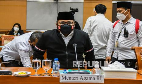 Menag: Saudi Hapus Aturan Karantina 14 Hari dengan Syarat. Menteri Agama Yaqut Cholil Qoumas (tengah) bersiap mengikuti rapat kerja dengan Komisi VIII DPR di Kompleks Parlemen, Senayan, Jakarta, Senin (30/8/2021). Rapat kerja tersebut membahas refocussing kebijakan APBN tahun 2021. 