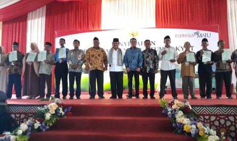 Menteri Agraria dan Tata Ruang (ATR)/Kepala Badan Pertanahan Nasional (BPN) Sofyan A Djalil menyerahkan sertifikat tanah untuk rakyat program reforma agraria melalui kegiatan redistribusi tanah di Ponpes Modern Assalam Kecamatan Warungkiara, Kabupaten Sukabumi, Jawa Barat, Jumat (7/2).