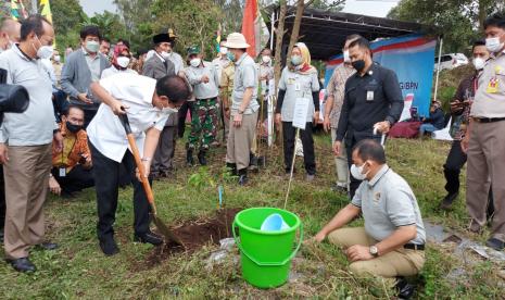 Menteri Agraria dan Tata Ruang/ Badan Pertanahan Nasional (ATR/ BPN), Dr Sofyan A Djalil (baju putih) didampingi Bupati Semarang, H Ngesti Nugraha melakukan penanaman bibit apukat pada Demplot Percontohan eks HGU telantar, di Dusun Ampelgading, Desa Kenteng, Kecamatan Bandungan, Kabupaten Semarang, Jawa Tengah, Senin (6/12). 