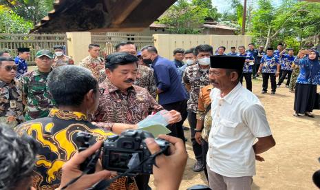 Menteri Agraria dan Tata Ruang - Badan Pertanahan Nasional (ATR-BPN) Hadi Tjahjanto turun langsung ke Desa Maccini Baji - Kabupaten Gowa, Sulawesi Selatan. 