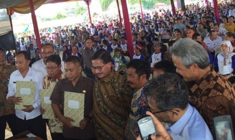 Menteri  Agraria dan Tata Ruang, Ferry Mursyidan Baldan didampingi Bupati Batang Yoyok Rio Sudibyo saat menyerahkan sertifikat tanah kepada masyarakat Tumbrep