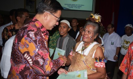 Feery Nursyidan Baldan saat menjabat sebagai Menteri Agraria dan Tata Ruang/Kepala Badan Pertanahan Nasional memberikan sertifikat tanah ke perwakilan masyarakat, di Sasana Krida, kantor Gubernur Papua, Kamis (23/6). 