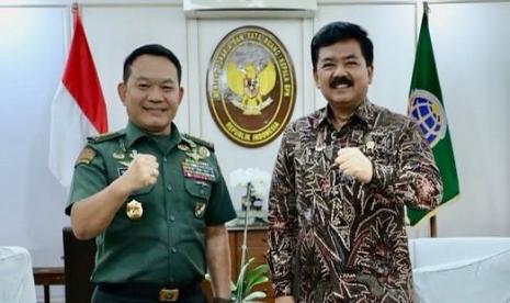 - Menteri Agraria dan Tata Ruang/ Kepala Badan Pertanahan Nasional (ATR/BPN), Marsekal TNI (Purn) Hadi Tjahjanto, menerima kunjungan Kepala Staf TNI Angkatan Darat (KASAD), Jenderal TNI Dr. Dudung Abdurachman, di Kantor Kementerian ATR/BPN, Jakarta, Kamis (4/7/2022).