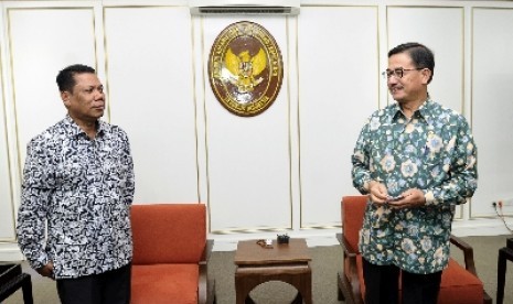 Menteri Agraria dan Tata Ruang/Kepala BPN Ferry Mursyidan Baldan (kanan).